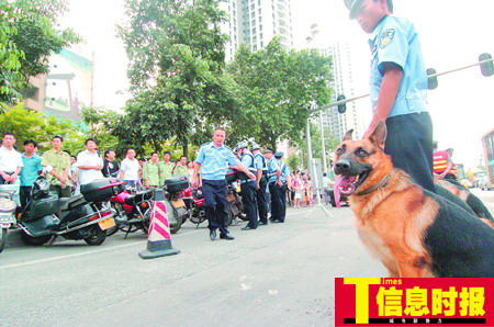 广州出动万人封街捉黑摩 警察全副武装上阵(图)