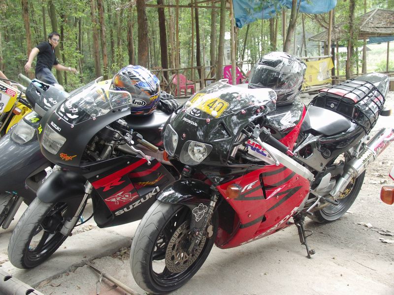 代朋友放精神VFR400，30期~~~~