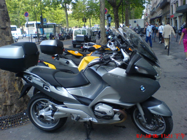 法国街上的MOTO
