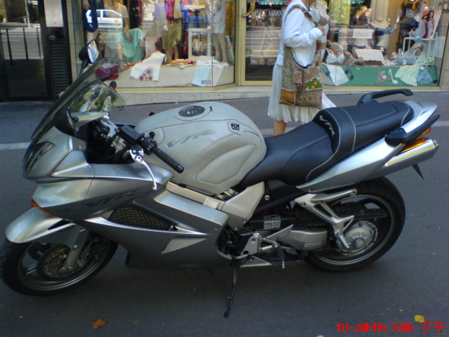 法国街上的MOTO