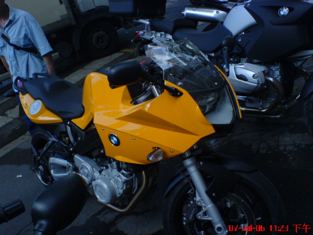 法国街上的MOTO