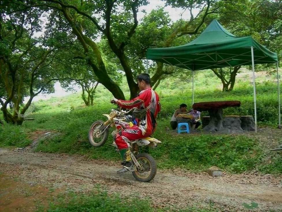 ^C^ 星期天“大道”队员搞"泥包鸡" ^C^