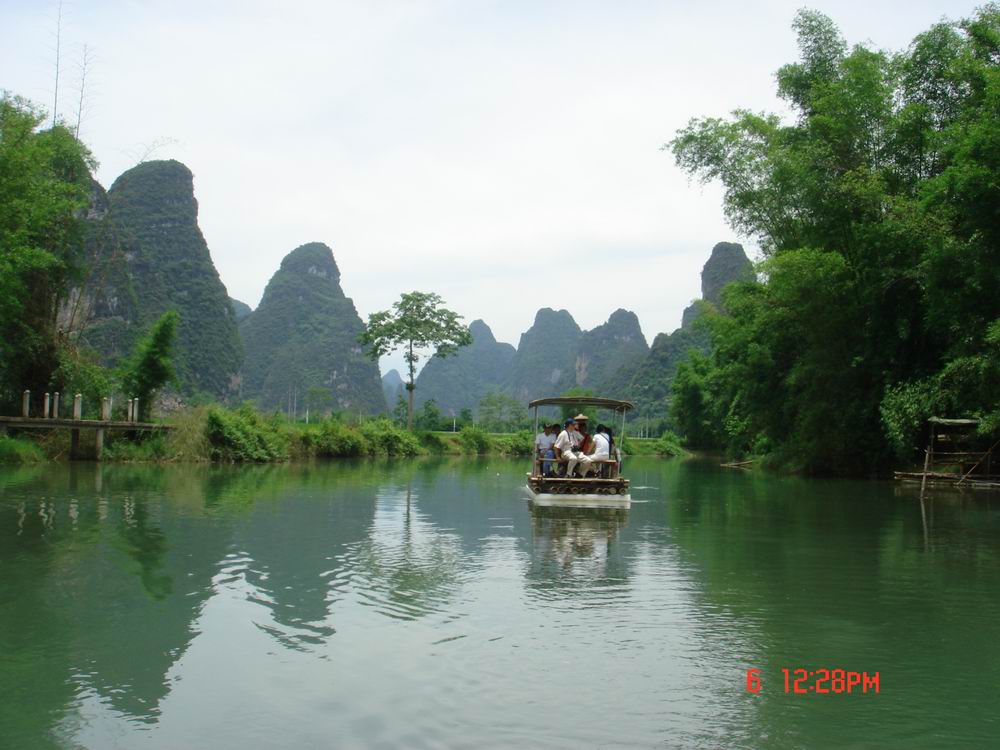 很久沒上來了,發幾張帶團時照的PP~~德天瀑布