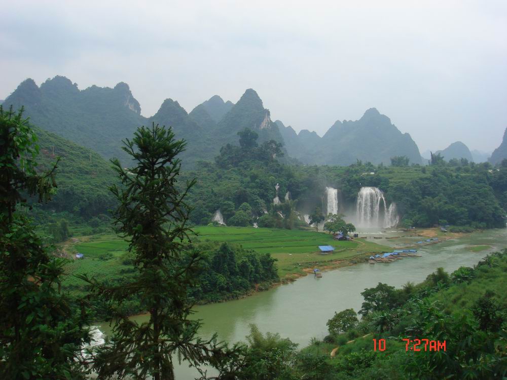很久沒上來了,發幾張帶團時照的PP~~德天瀑布