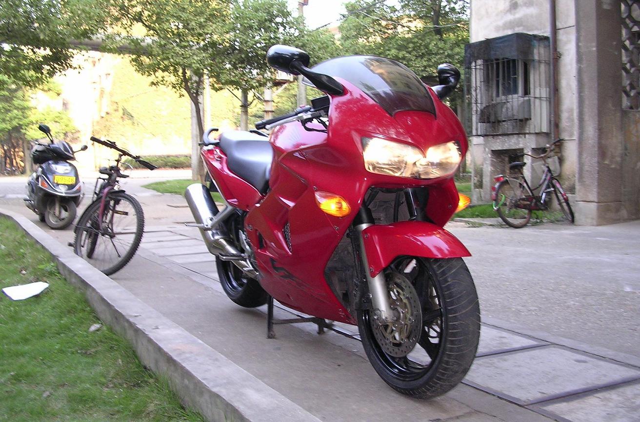 代湖南岳阳车友发：　８００VFR26800,４００SV16000