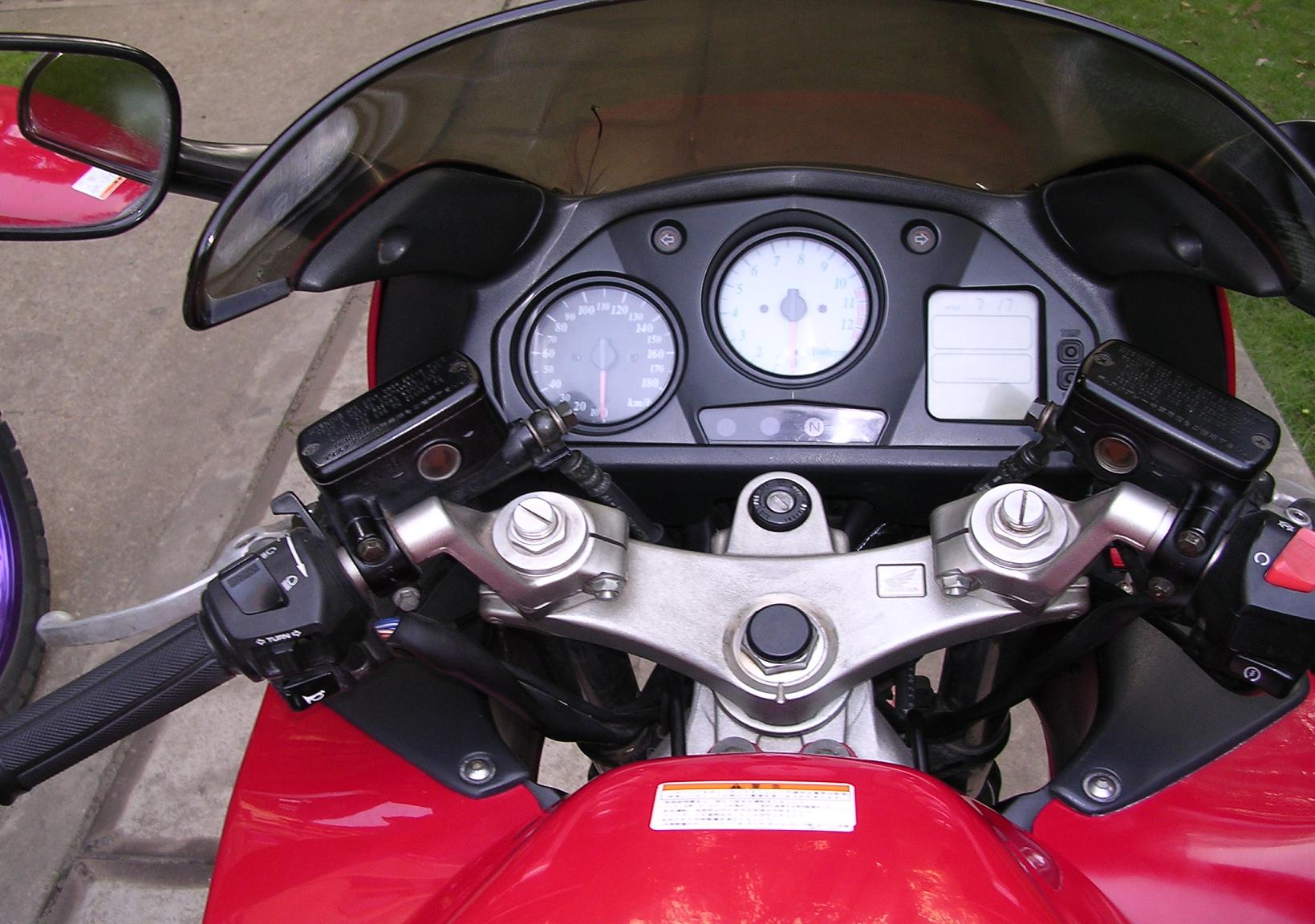 代湖南岳阳车友发：　８００VFR26800,４００SV16000