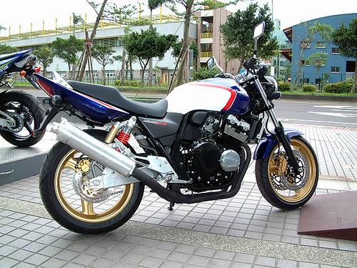 我反新后的车车《CB400》