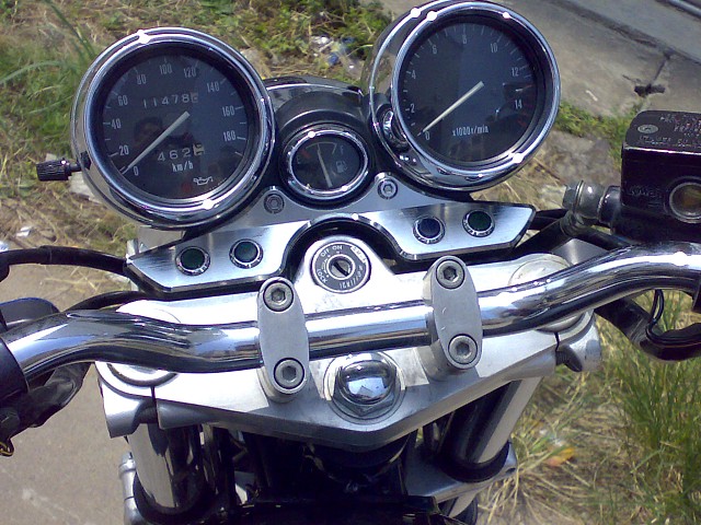 代友发帖卖02年英祖马18000元,FZR250RR2500元.