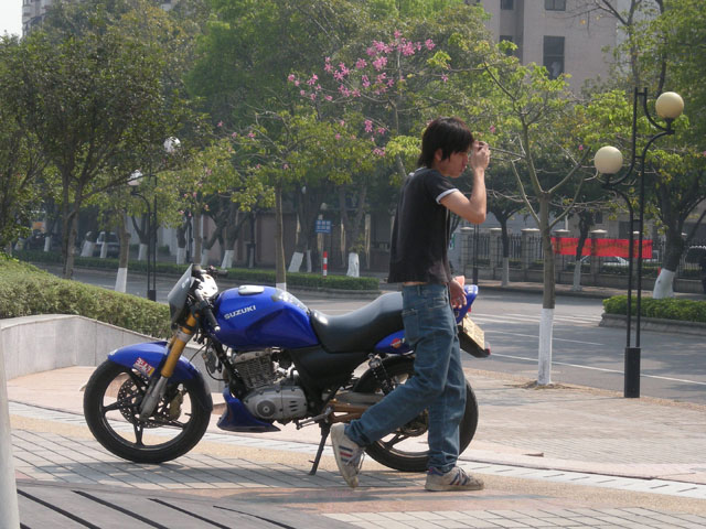 风和日丽与爱驱晒太阳．．．