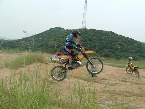 鹤山车友激改CRF450滑胎车