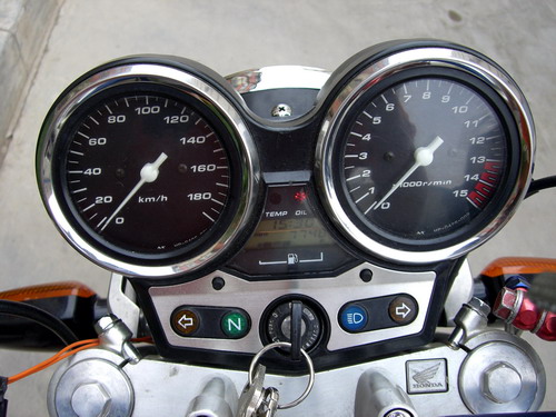 湖北武汉出售00年CB400-VTEC1代```