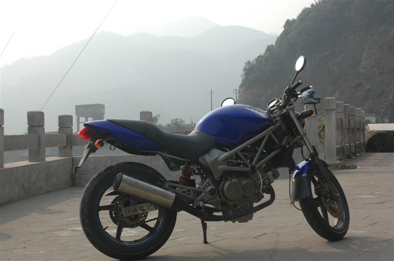 经典传承——试驾HONDA VTR250 (转帖)