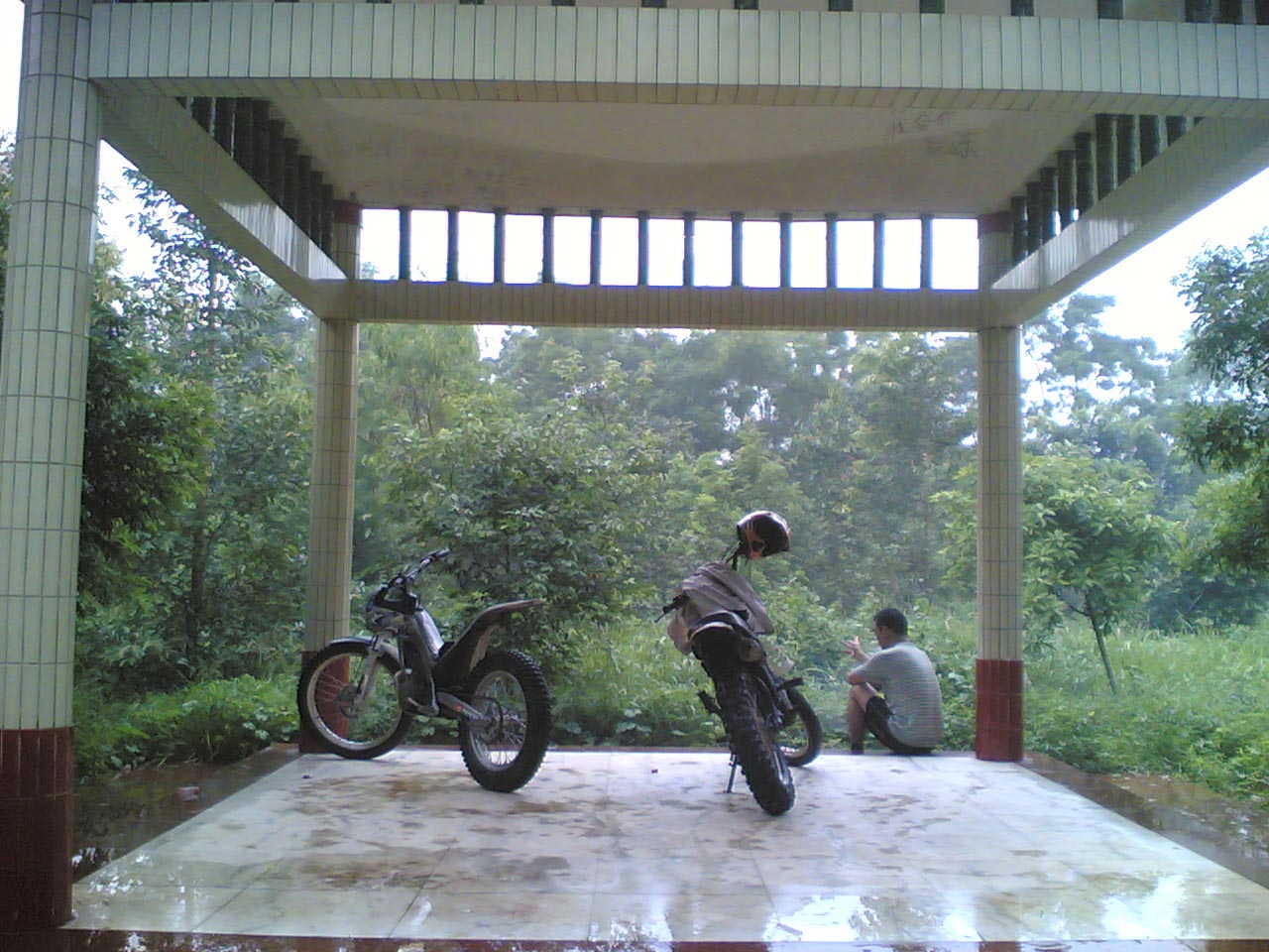 雨中的越野