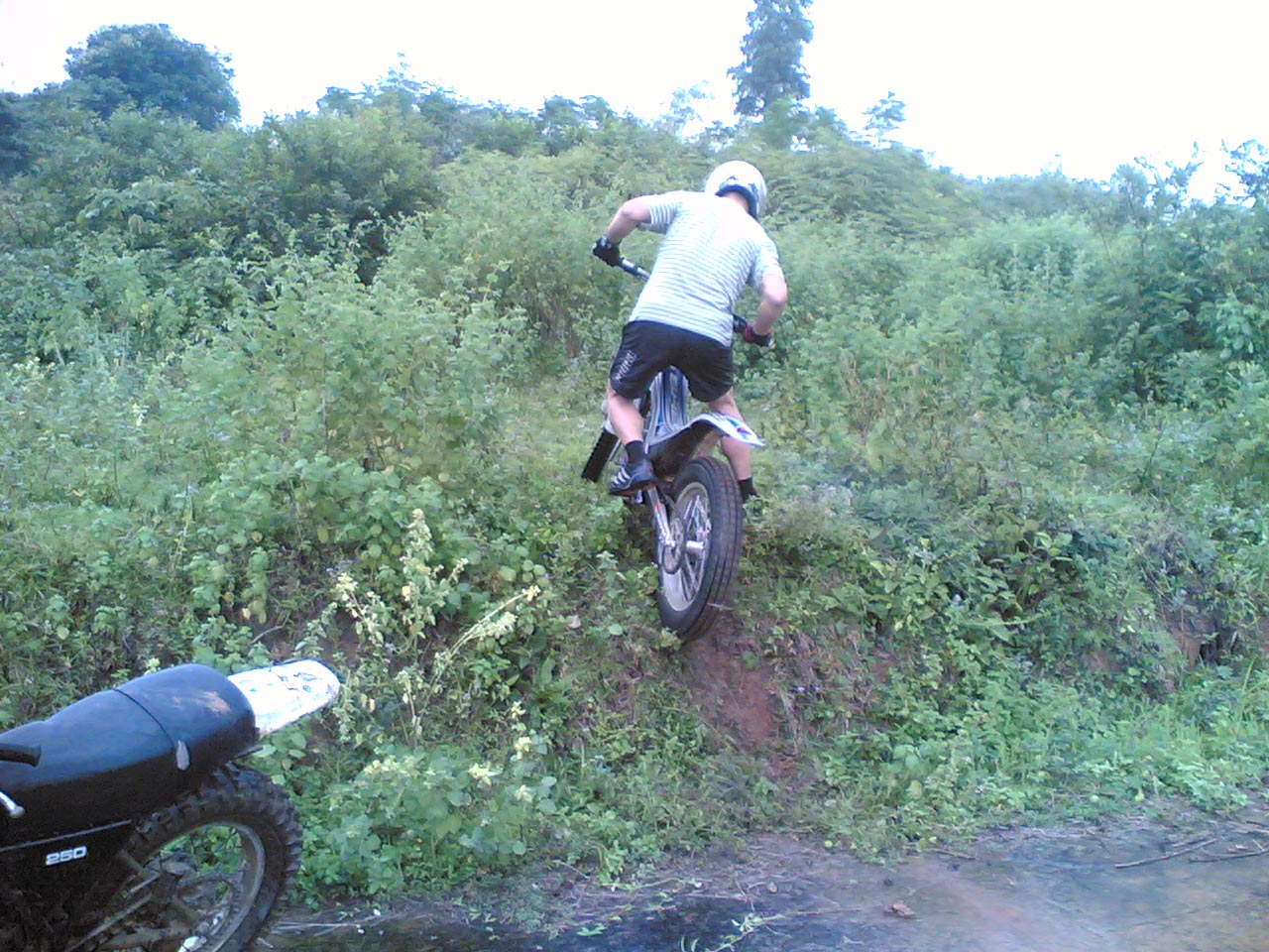 雨中的越野