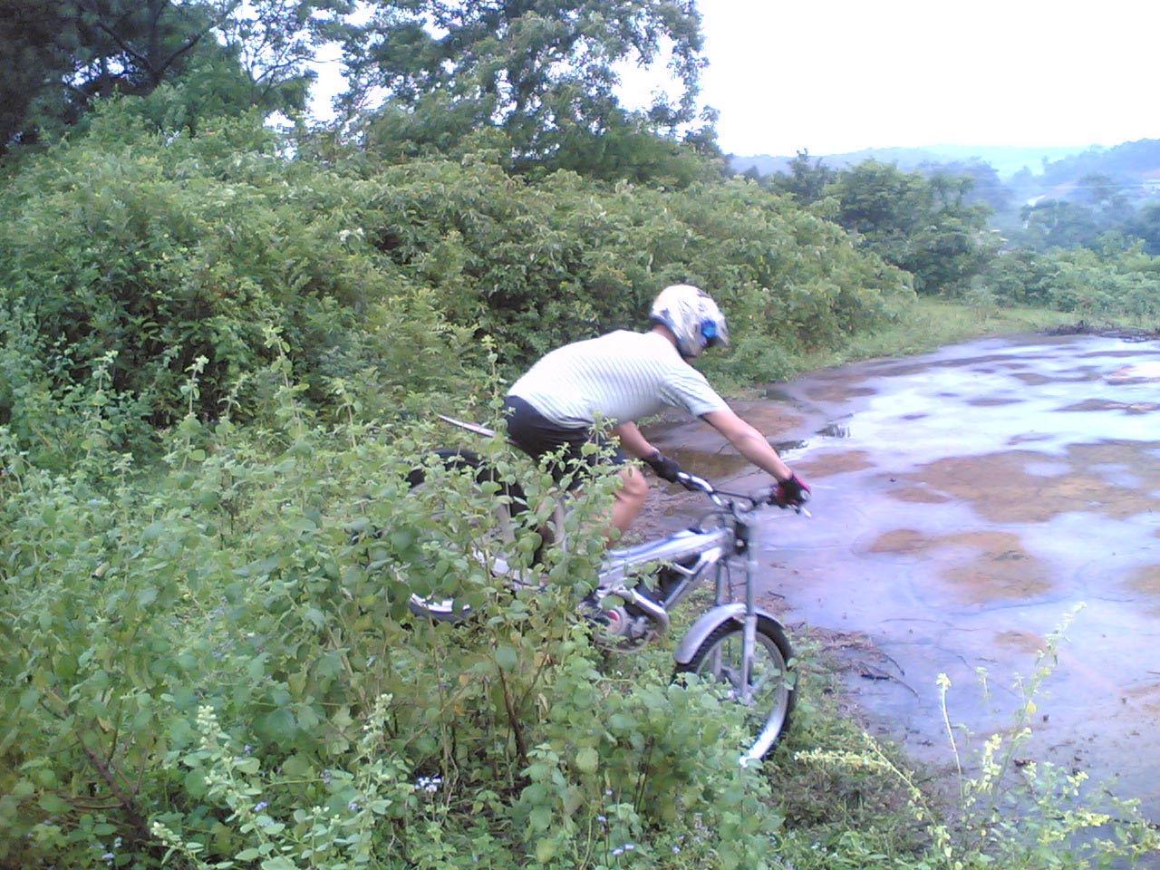 雨中的越野