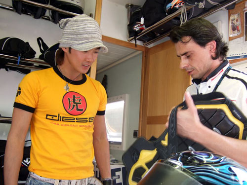 让我们缅怀前MOTOGP车手阿部典使