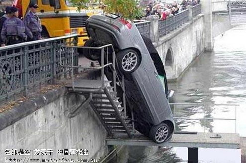 搞笑也离奇的车祸