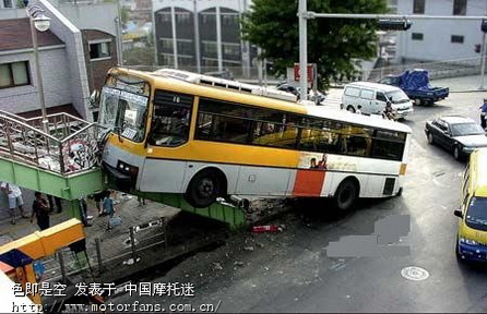 搞笑也离奇的车祸
