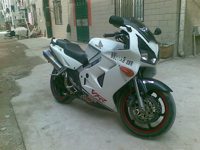 湖北武汉出售00年电喷VFR800.