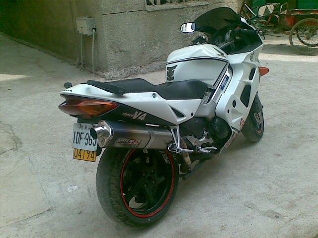 湖北武汉2w8千5出售00年电喷VFR800.