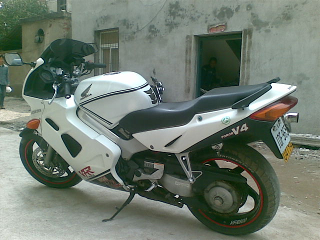 湖北武汉2w8千5出售00年电喷VFR800.