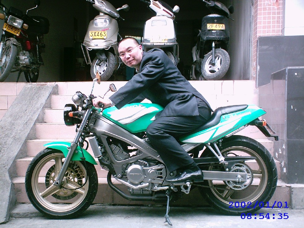 这部车有没有兄弟喜欢？九九成新的车，可惜是双缸的，否则--拿下了