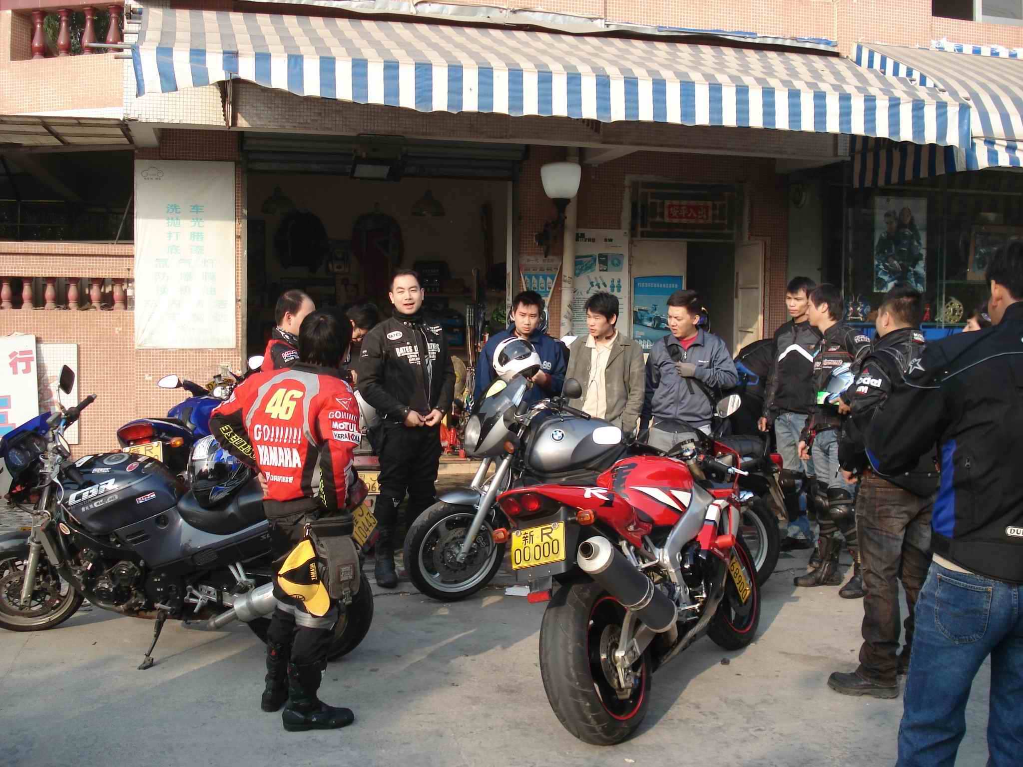M2与KT 应雅哈马邀请,游街街...