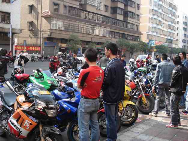M2与KT 应雅哈马邀请,游街街...
