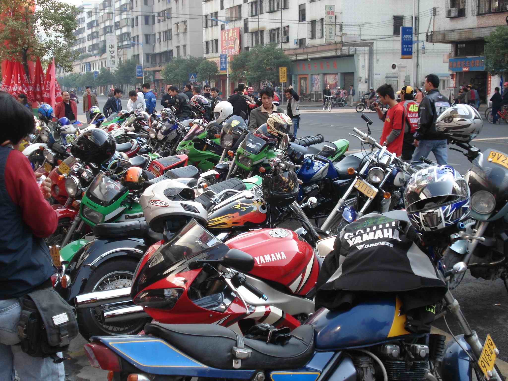 M2与KT 应雅哈马邀请,游街街...