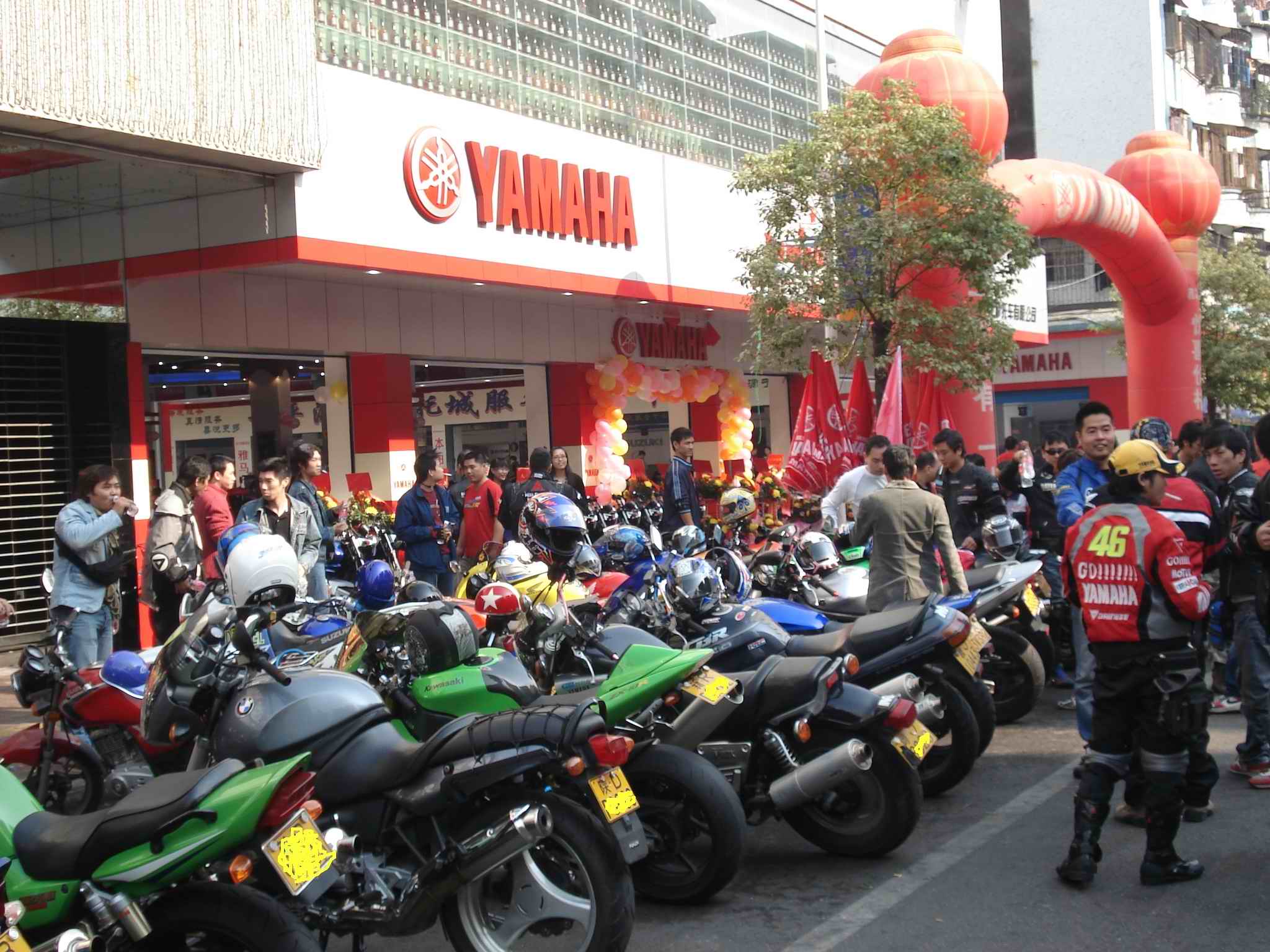 M2与KT 应雅哈马邀请,游街街...