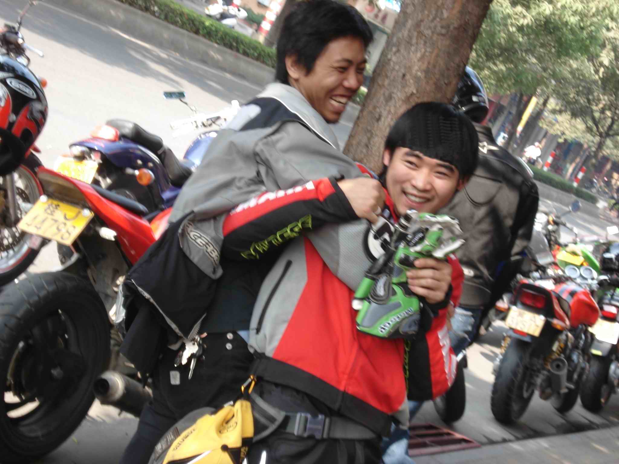 M2与KT 应雅哈马邀请,游街街...