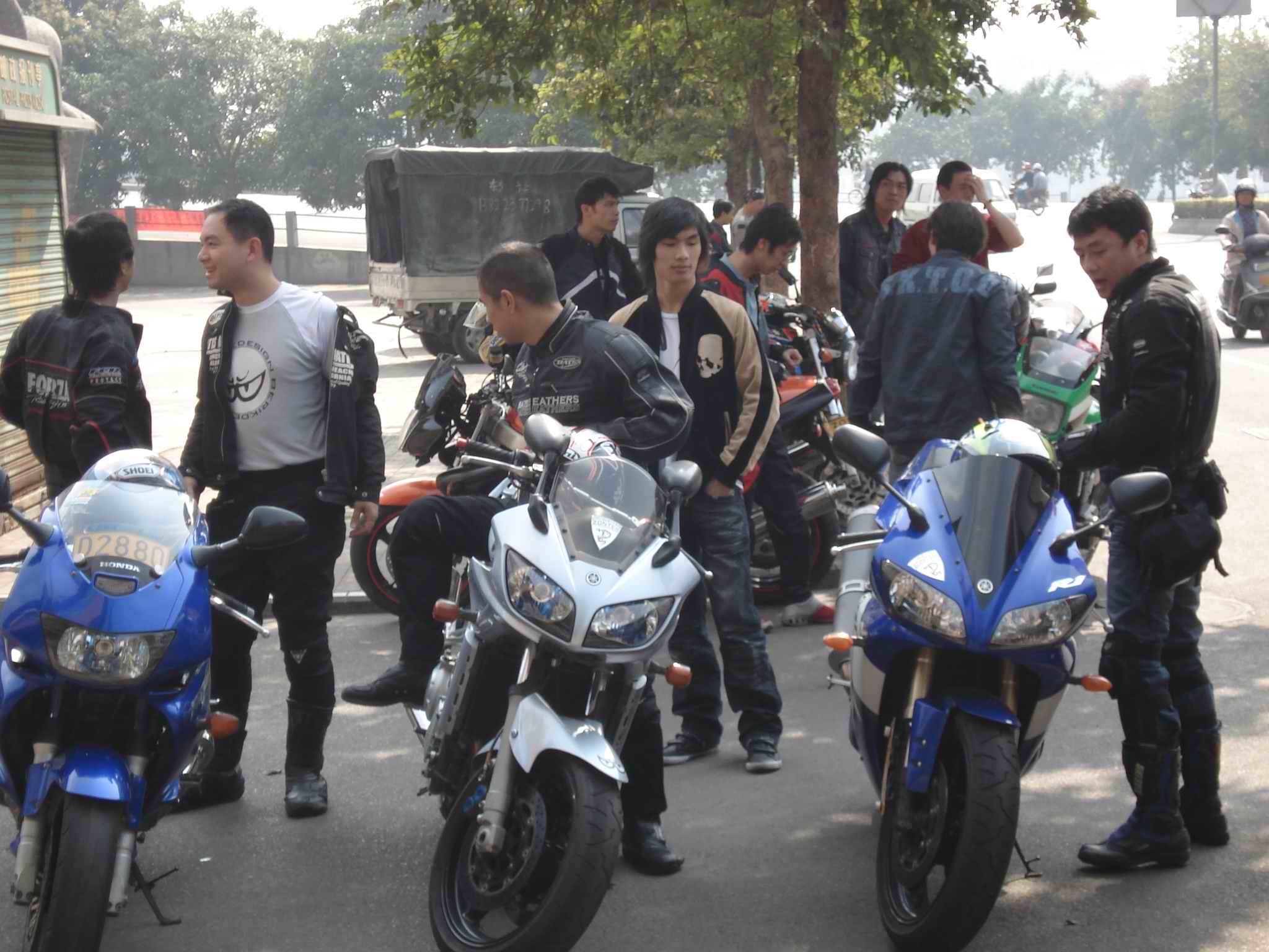 M2与KT 应雅哈马邀请,游街街...