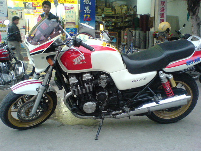 [原创]云浮郁南转让９５ＣＢ７５０手续齐全１５０００元