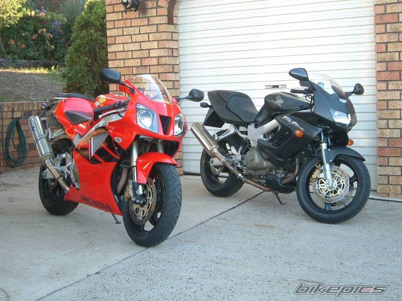 各式各样的HONDA VTR1000F！！