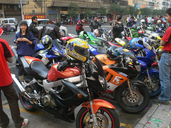 M2与KT 应雅哈马邀请,游街街...