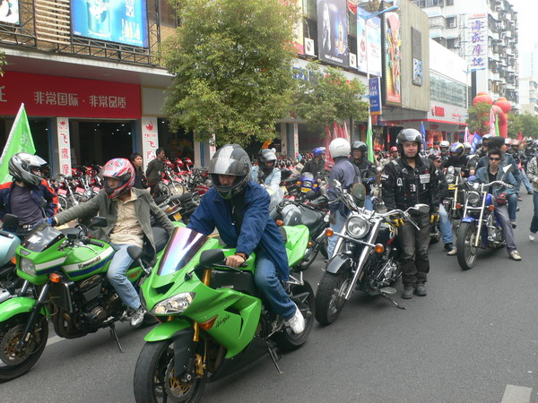 M2与KT 应雅哈马邀请,游街街...