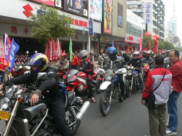 M2与KT 应雅哈马邀请,游街街...