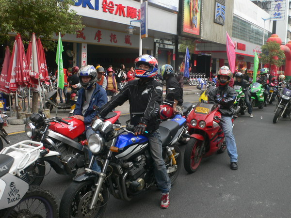 M2与KT 应雅哈马邀请,游街街...