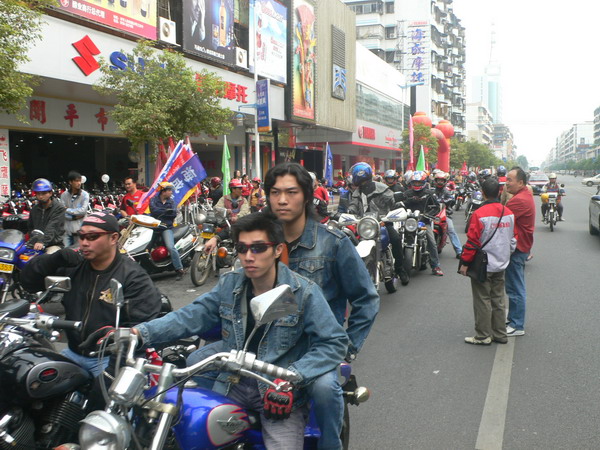 M2与KT 应雅哈马邀请,游街街...