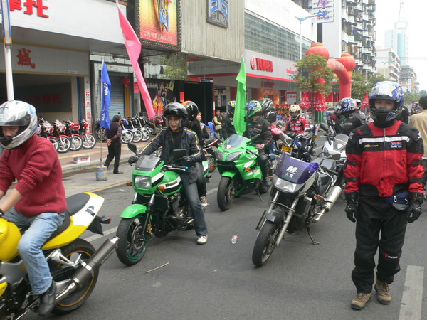 M2与KT 应雅哈马邀请,游街街...