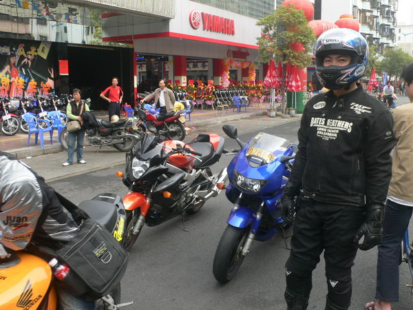 M2与KT 应雅哈马邀请,游街街...