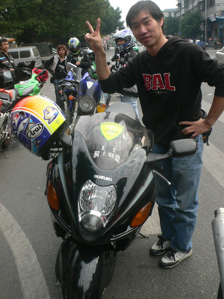 M2与KT 应雅哈马邀请,游街街...