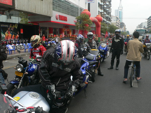 M2与KT 应雅哈马邀请,游街街...