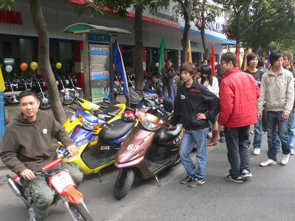 M2与KT 应雅哈马邀请,游街街...