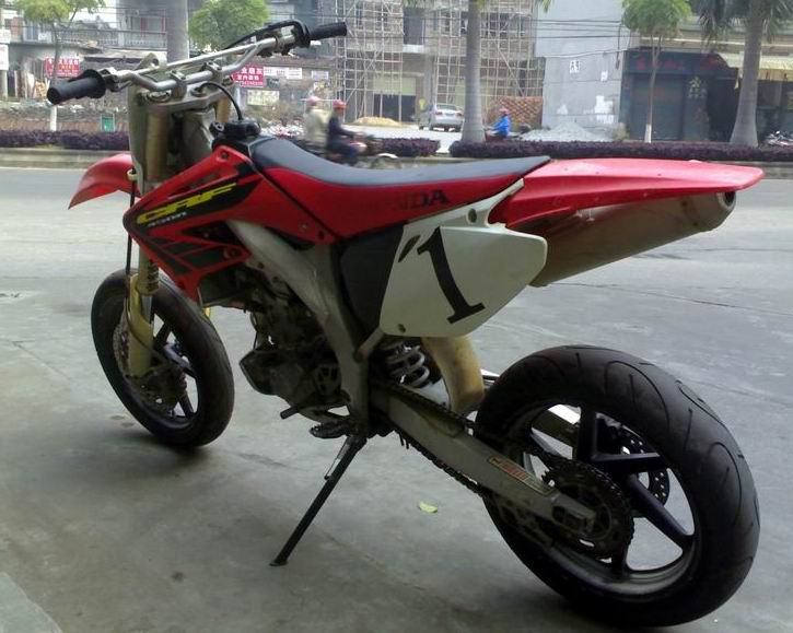 鹤山车友激改CRF450滑胎车出售2.5W可刀加送原装车古越野胎
