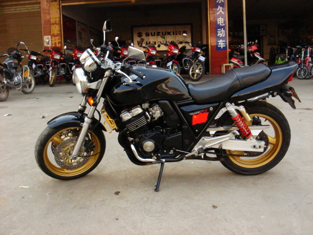湖南极品水货 95CB400 14000块。真牌真档
