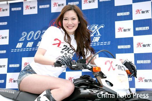 小林志玲超短裤骑机车 清纯助兴越野秀