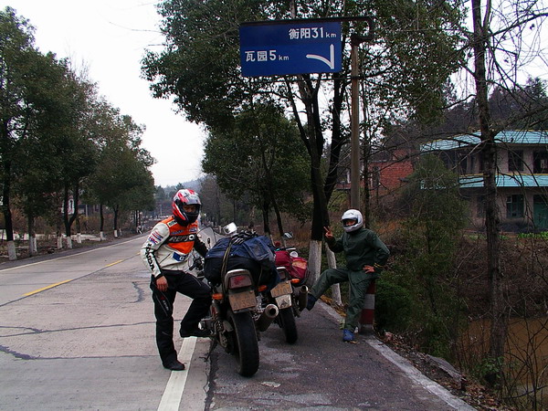 2車3人2800公里來回湖南張家界