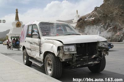 一辆纯国产的富奇二驱越野车，为了测试下车的性能没上牌就上西藏