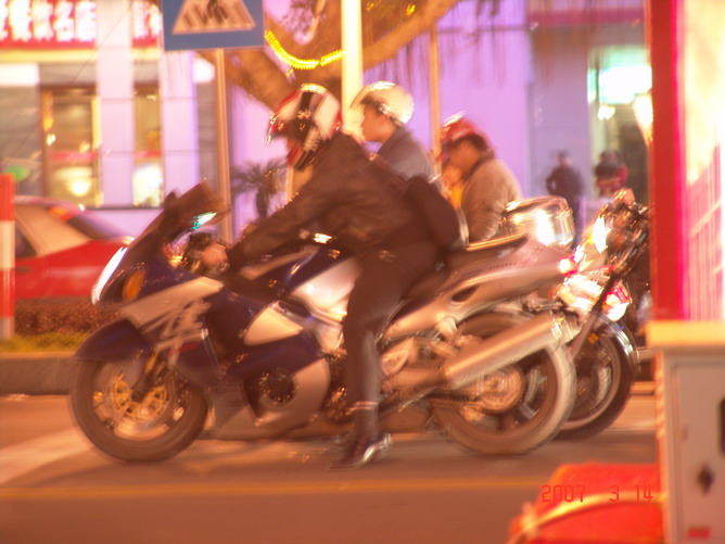 牌坊对出路口见到部地上飞机！